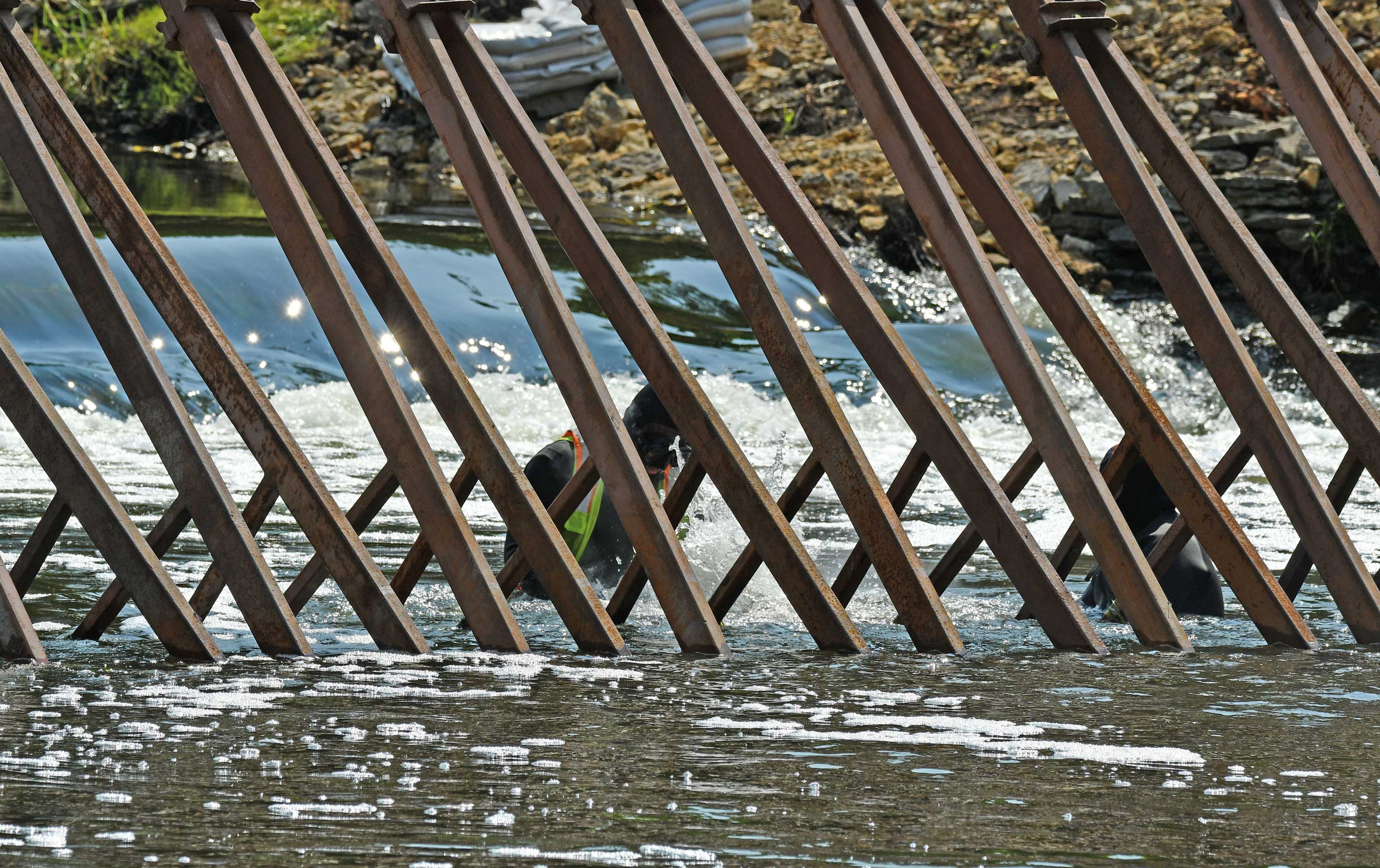 The cofferdam had metal frames for support.